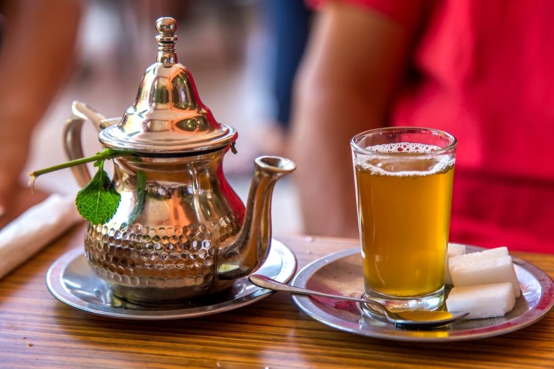 Lire la suite à propos de l’article Découvrir les Saveurs du Thé au Maroc : Une Tradition Millénaire