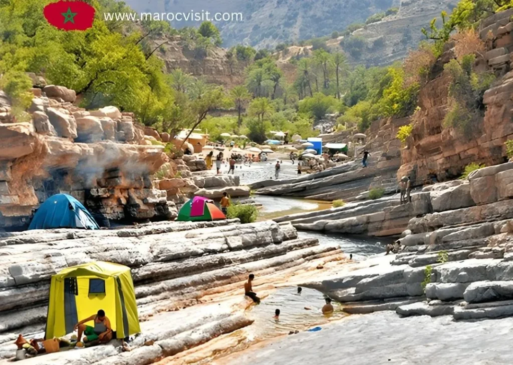 Randonnée dans la Vallée du Paradis près d'Agadir, Maroc, offrant des paysages époustouflants et des points de vue sur les oasis et les montagnes environnantes